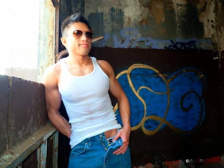 Asian bodybuilder Jessie Lee shows a perfect body