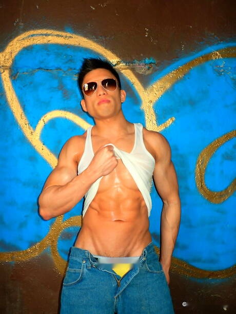 Asian bodybuilder Jessie Lee shows a perfect body