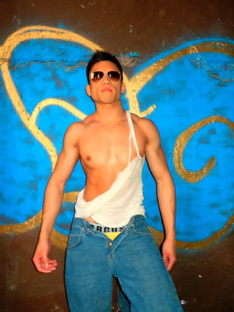 Asian bodybuilder Jessie Lee shows a perfect body