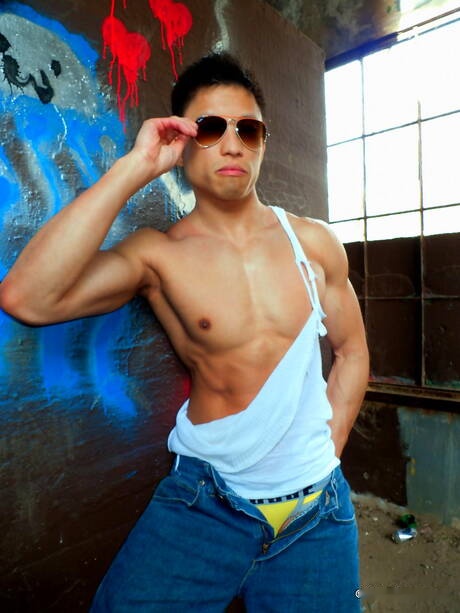 Asian bodybuilder Jessie Lee shows a perfect body