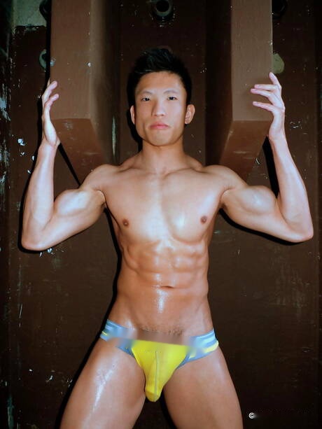 Asian bodybuilder Jessie Lee shows a perfect body