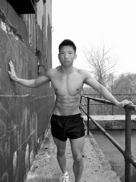 Oriental bodybuilder Jessie Lee posing naked and showing tight butt outdoor