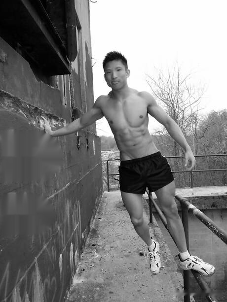 Oriental bodybuilder Jessie Lee posing naked and showing tight butt outdoor