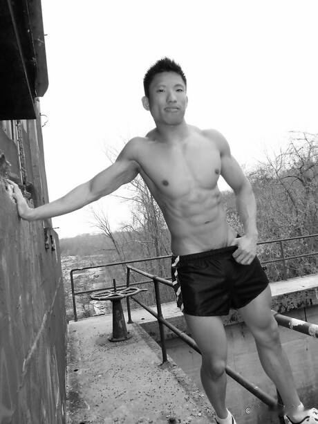 Oriental bodybuilder Jessie Lee posing naked and showing tight butt outdoor