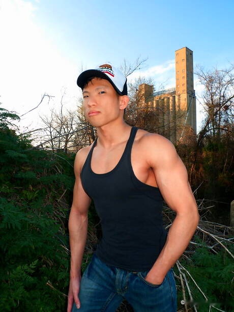 La culturista oriental Jessie Lee se desnuda y muestra su trasero apretado al aire libre