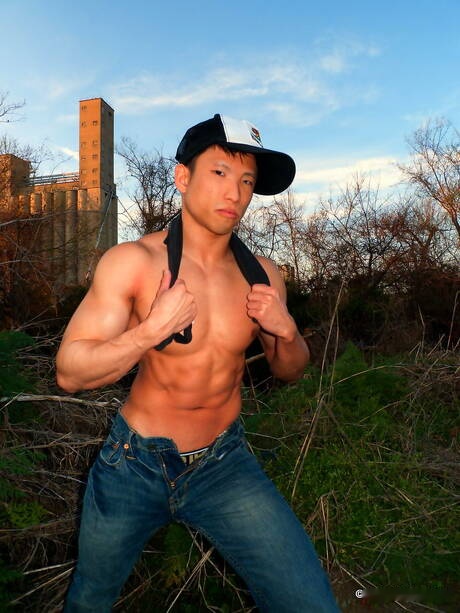 La culturista oriental Jessie Lee se desnuda y muestra su trasero apretado al aire libre