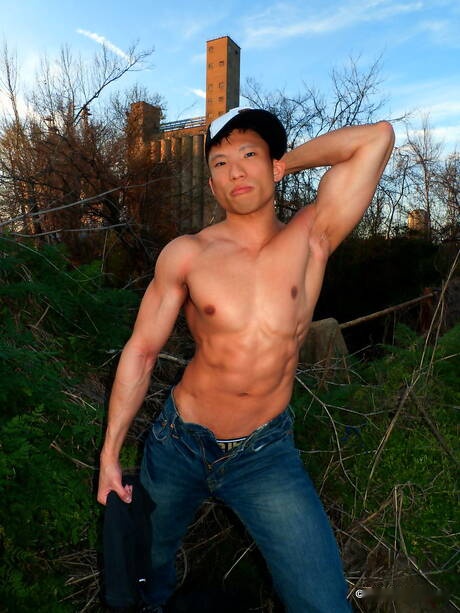 La culturista oriental Jessie Lee se desnuda y muestra su trasero apretado al aire libre