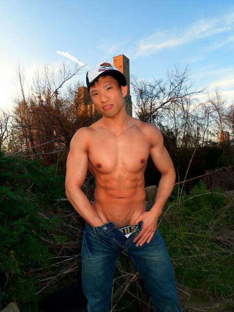 La culturista oriental Jessie Lee se desnuda y muestra su trasero apretado al aire libre