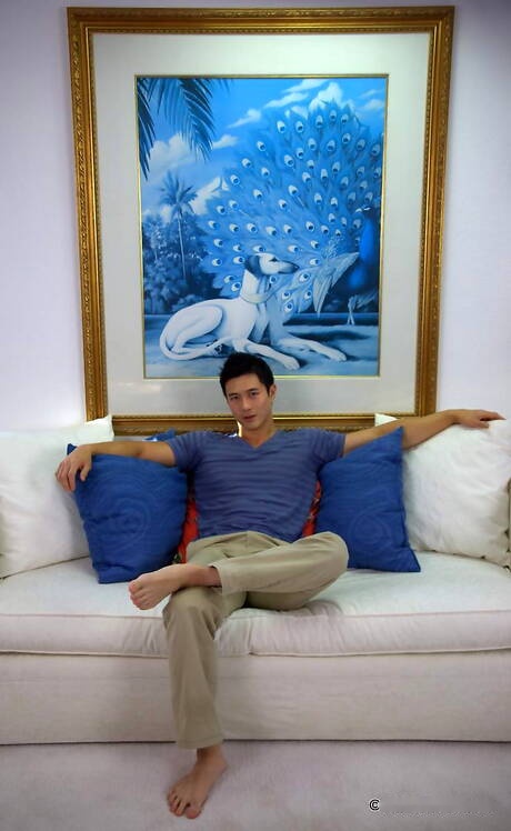 Asian bull Peter Le posing naked and showing hot butt