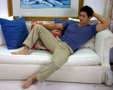 Asian bull Peter Le posing naked and showing hot butt