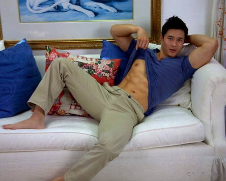 Asian bull Peter Le posing naked and showing hot butt