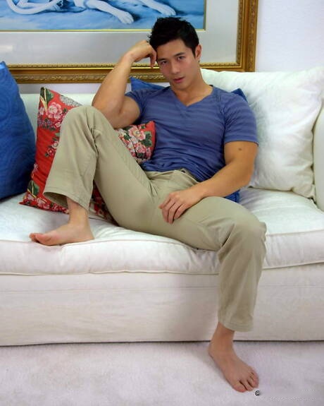 Asian bull Peter Le posing naked and showing hot butt