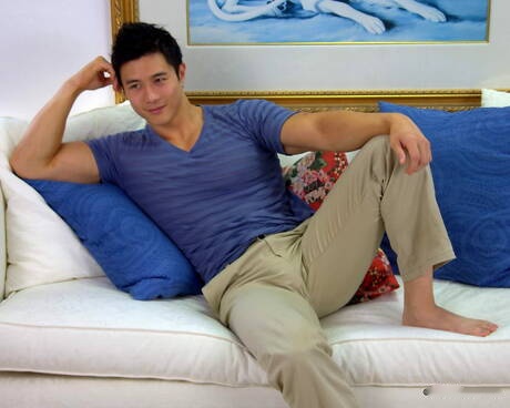 Asian bull Peter Le posing naked and showing hot butt