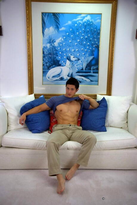 Asian bull Peter Le posing naked and showing hot butt