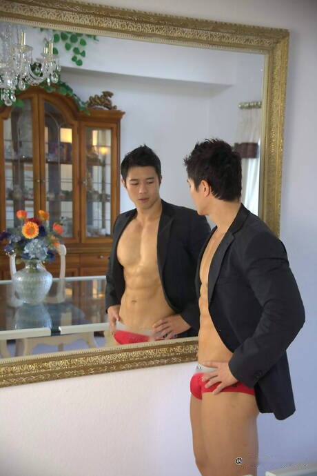 Asian bodybuilder Peter Le shows a perfect body