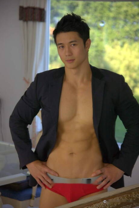 Asian bodybuilder Peter Le shows a perfect body