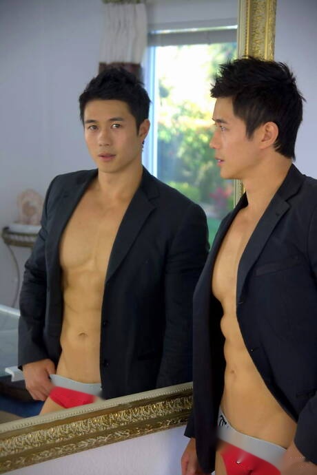 Asian bodybuilder Peter Le shows a perfect body