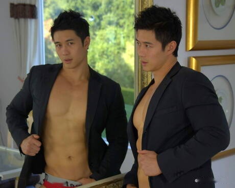 Asian bodybuilder Peter Le shows a perfect body