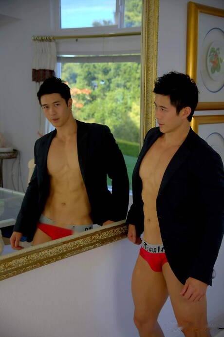 Asian bodybuilder Peter Le shows a perfect body