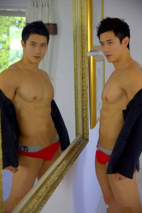 Asian bodybuilder Peter Le shows a perfect body