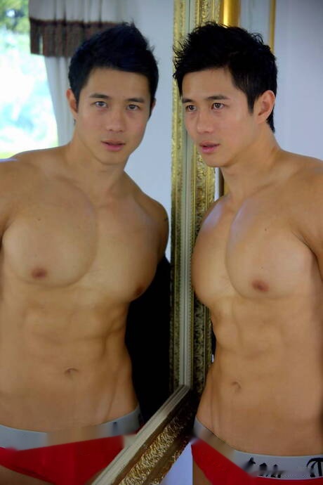 Asian bodybuilder Peter Le shows a perfect body