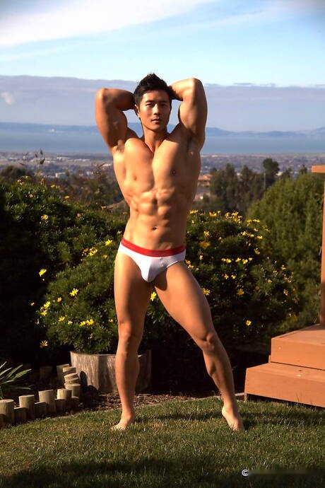 Peter Fever: Oriental strong bull Peter Le get naked and showing nice butt outdoor