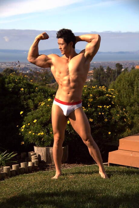 El toro fuerte oriental Peter Le se desnuda y muestra su bonito trasero al aire libre