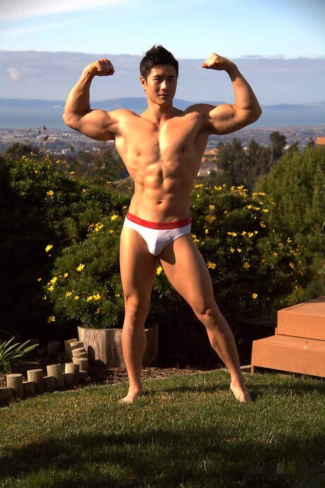 東洋の強い雄牛ピーター・レが裸になり、屋外で素敵なお尻を見せる