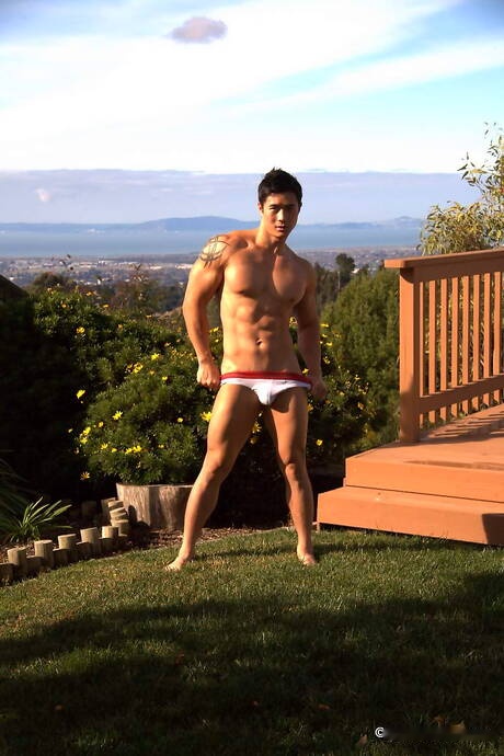 El toro fuerte oriental Peter Le se desnuda y muestra su bonito trasero al aire libre