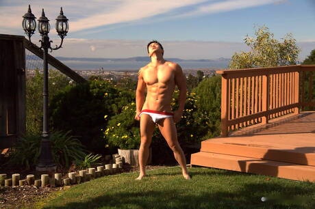 El toro fuerte oriental Peter Le se desnuda y muestra su bonito trasero al aire libre