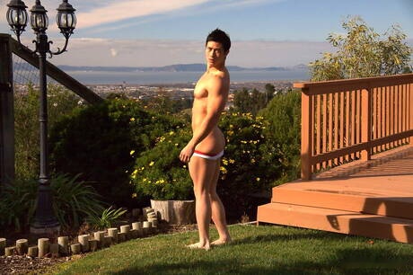 El toro fuerte oriental Peter Le se desnuda y muestra su bonito trasero al aire libre