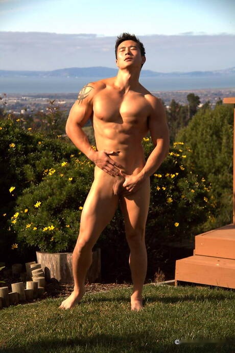 El toro fuerte oriental Peter Le se desnuda y muestra su bonito trasero al aire libre