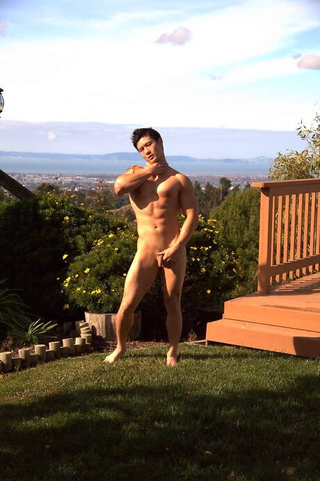 El toro fuerte oriental Peter Le se desnuda y muestra su bonito trasero al aire libre