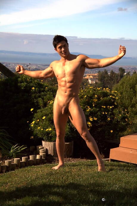 El toro fuerte oriental Peter Le se desnuda y muestra su bonito trasero al aire libre