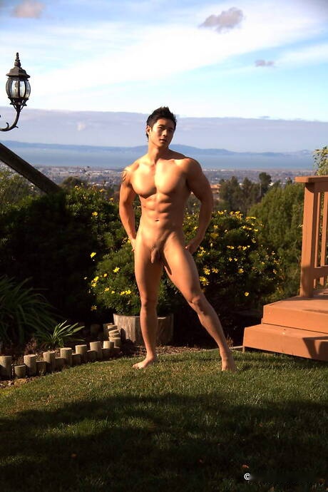 El toro fuerte oriental Peter Le se desnuda y muestra su bonito trasero al aire libre