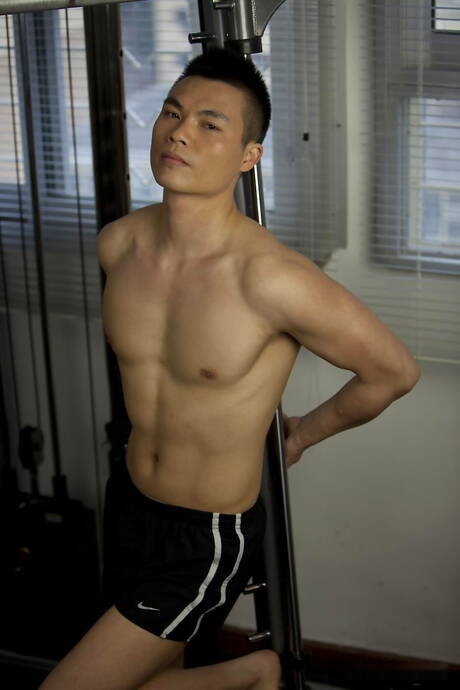 Asian beefy Ben undressing and showing tight butt