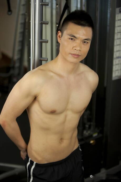 Asian beefy Ben undressing and showing tight butt