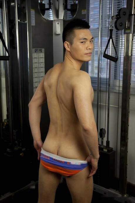 Asian beefy Ben undressing and showing tight butt