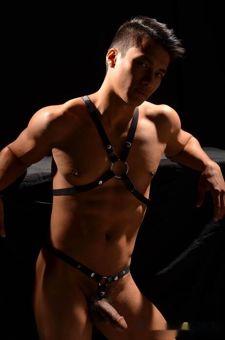 Asian strong bull Ken Ott undressing and showing nice butt