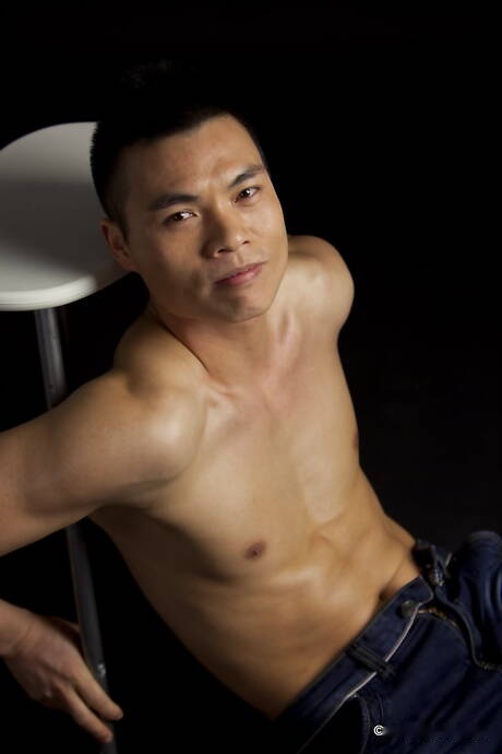 亞洲超帥哥 Ben 裸體擺造型