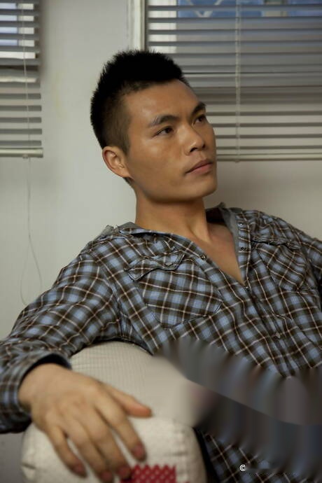 Lo stallone orientale Ben posa nudo e mostra un bel sedere