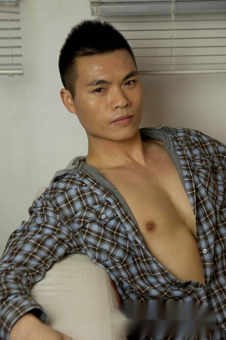 東方帥哥 Ben 裸體擺造型，秀出漂亮臀部