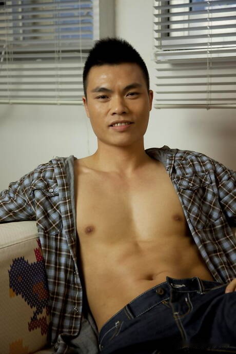 東方帥哥 Ben 裸體擺造型，秀出漂亮臀部