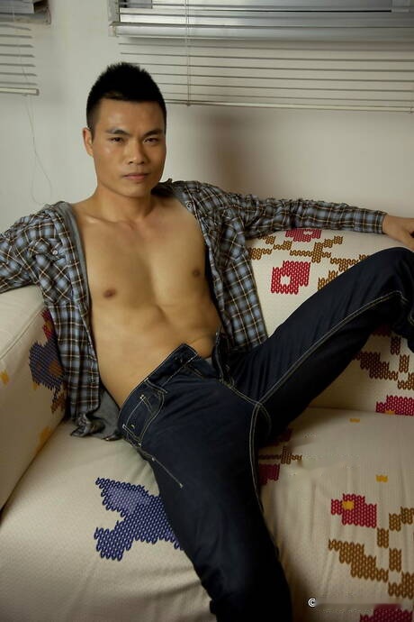 東方帥哥 Ben 裸體擺造型，秀出漂亮臀部