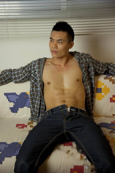 東方帥哥 Ben 裸體擺造型，秀出漂亮臀部