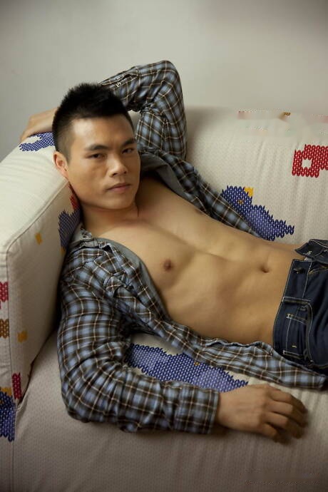 東方帥哥 Ben 裸體擺造型，秀出漂亮臀部