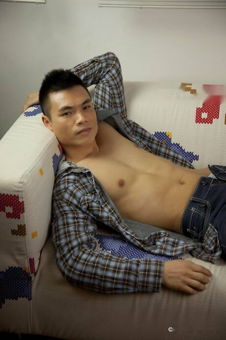 東方帥哥 Ben 裸體擺造型，秀出漂亮臀部