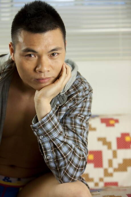 東方帥哥 Ben 裸體擺造型，秀出漂亮臀部