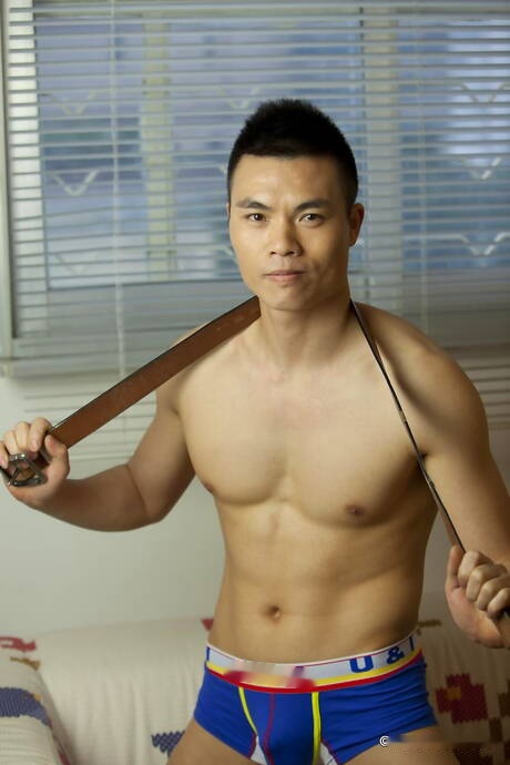 東方帥哥 Ben 裸體擺造型，秀出漂亮臀部