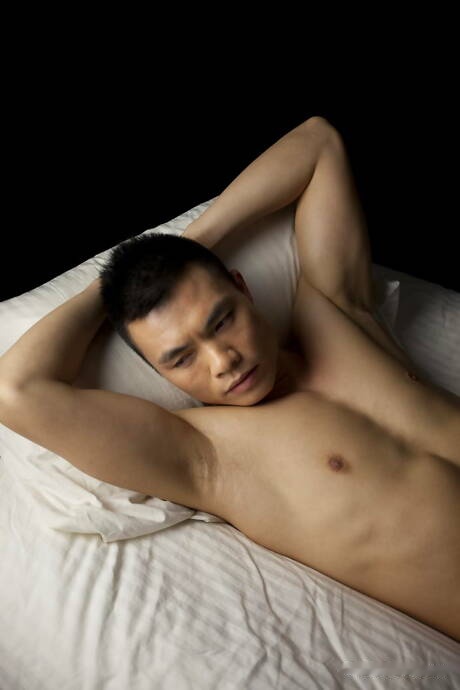 Il super stallone asiatico Ben posa nudo